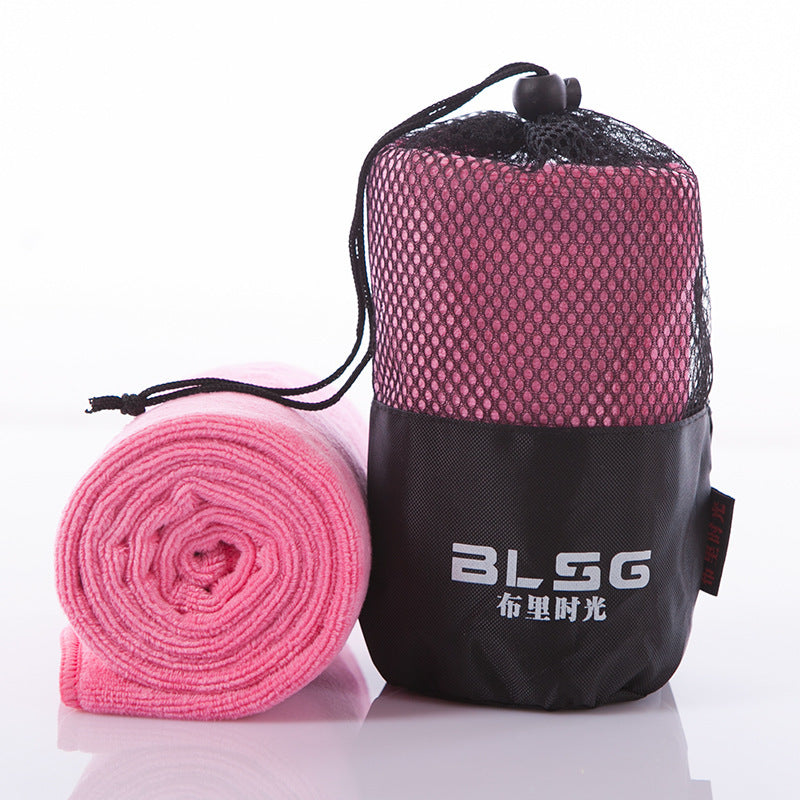 Light green fitness sports towel with mesh carrying bag, twistless yarn, 30cm x 100cm.