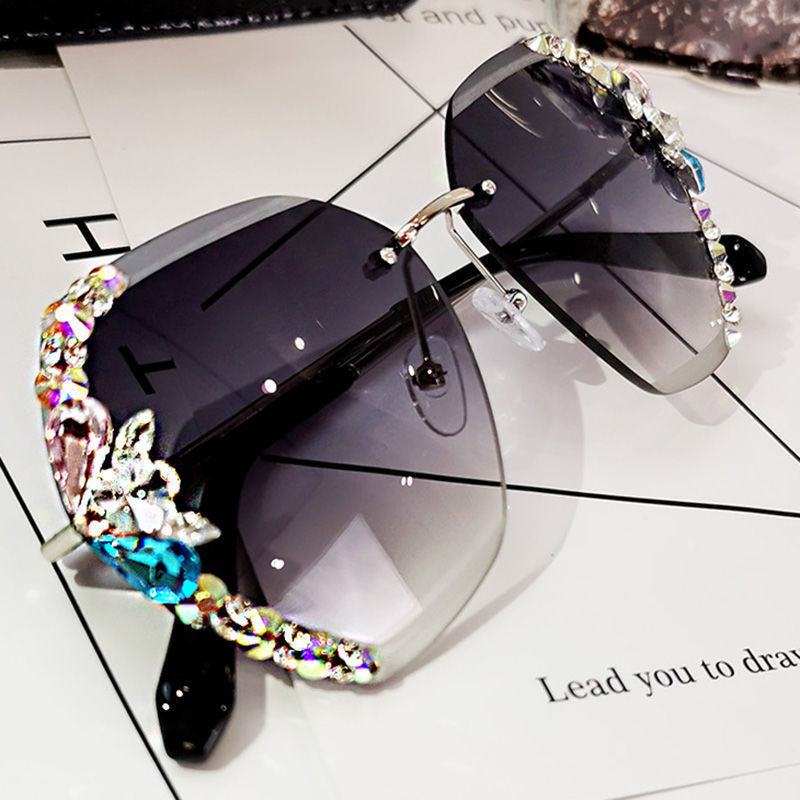 Luxury Rhinestone Square Sunglasses with Gradient Lenses and Chic Metal Design