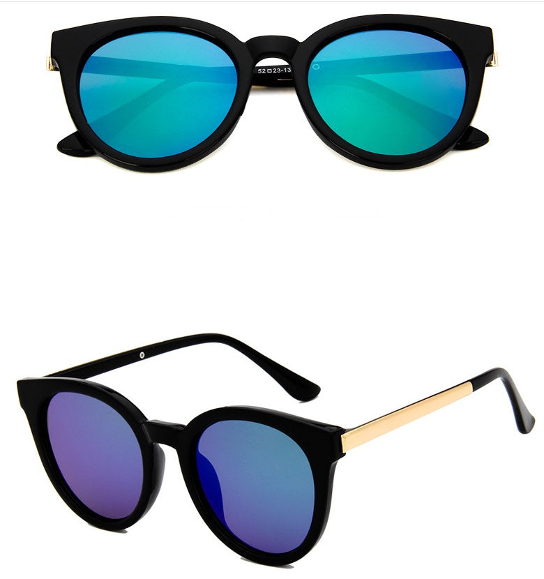 Vintage pink sunglasses for women with mirror lens and square frame.
