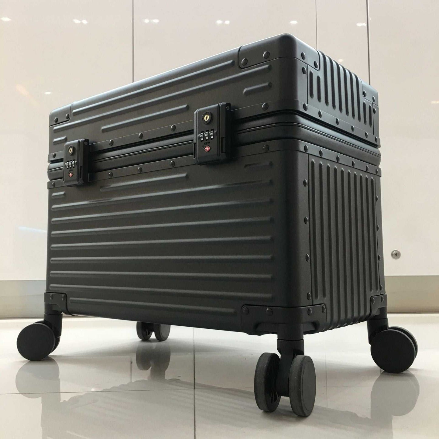 All-aluminum black trolley case with wheels and locks for travel photography.