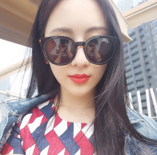 Pink sunglasses for women with vintage square frame and mirrored lenses.