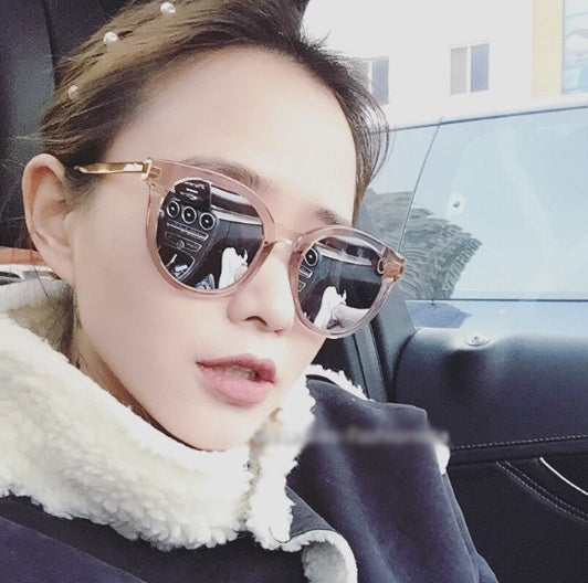 Pink cat-eye sunglasses for women with vintage style and mirror lenses.