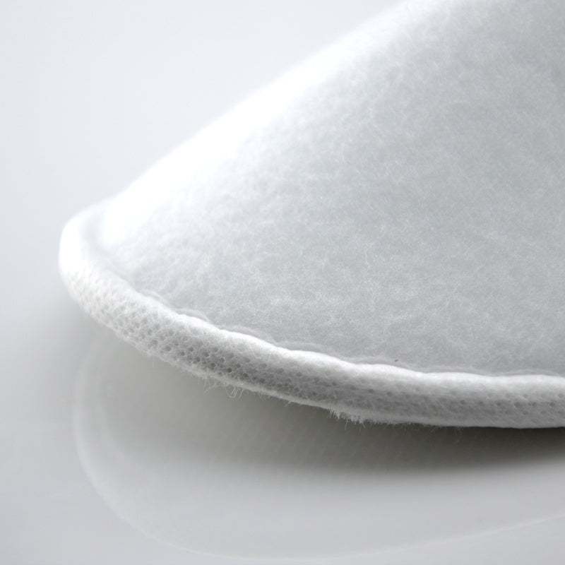 White disposable hotel slipper with free size, ideal for couple use in spring and autumn.